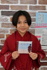 きょう発売のＣＤ「南の島から」をアピールする仲里さん＝30日、平良下里の琉絆