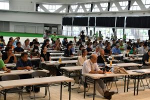 会場には多くの会員らが集まり、基調講演に耳を傾けた=16日、JTAドーム宮古島