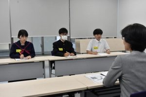 大城教育長にインタビューする(左から)崎山千春さん、砂川鷹斗さん、砂川龍生さん=23日、市教育委員会