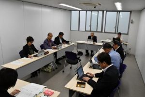 12議案を可決した文教社会委員会＝６日、市議会委員会室