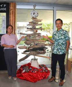 漂着ごみを活用したオーナメントが飾られているクリスマスツリー＝４日、下地島空港ターミナル