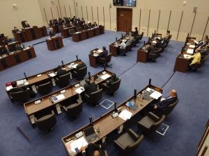 4氏が登壇し市長の政治姿勢などについて論戦が繰り広げられた市議会12月定例会一般質問=10日、市議会議場