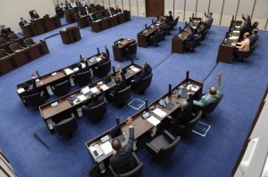 市総合交流ターミナル早期売却に向けた決議が賛成多数で可決された市議会12月定例会最終本会議=17日、市議会議場