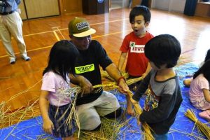 しめ縄作りに取り組む園児たち＝11日、旧宮島小学校