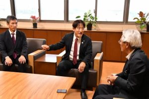 座喜味市長と宮古観光について意見を交わす野口社長（中央）＝９日、市役所
