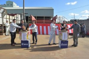 操業開始を祝って鏡割りが行われた=10日、宮古製糖城辺工場