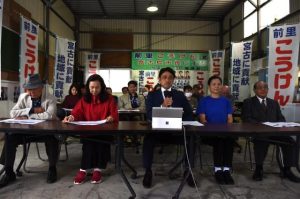 日本一こころ豊かな島づくりに向けた8項目の基本政策を発表した前里氏(前列中央)=7日、平良下里の後援会事務所