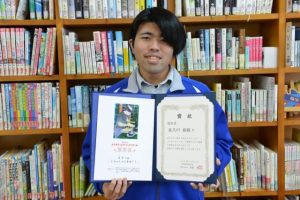 優秀賞受賞を喜ぶ佐久川さん=16日、宮古特別支援学校