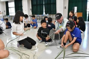 児童たちがススキの葉の綱作りなどを楽しみながら学んだ地域こども教室＝３日、下地小学校多目的教室