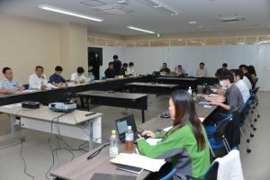 希少種保全などについて意見を交わす参加者ら＝６日、市役所