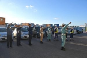 指差呼称で年末年始の無事故・無災害へ向け決意を新たにした参加者ら＝４日、平良港第１埠頭