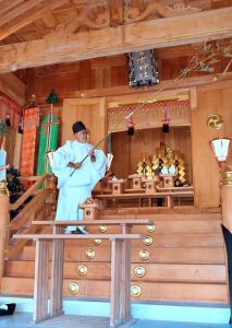 １年間の汚れを落とし新年に備える恒例の神事「すす払い」 ＝25日、宮古神社