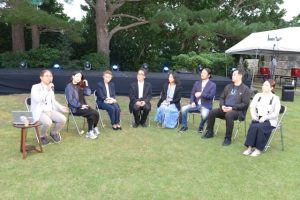 トークセッションを行う参加者たち＝９日、かたあきの里