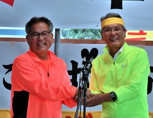 座喜味氏支持を表明し握手を交わす國仲氏(左)=7日、平良西里の座喜味氏後援会事務所