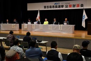 (写真左から)前里氏、嘉数氏、座喜味氏、下地氏、豊見山氏が互いの政策や政治姿勢について討論した=11日、市未来創造センター