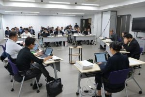 旧平良庁舎の運営権設定などについて話し合われた総務財政委員会=5日、市議会全員協議会室