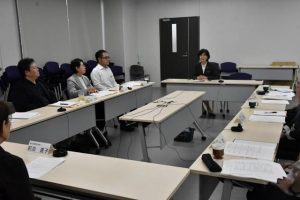 辞職への同意を受けてあいさつする大城教育長(中央奥)=26日、市教育委員会