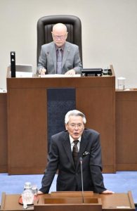 市景観条例について答弁する座喜味市長＝11日、市議会議場