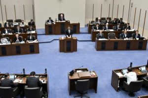 提出議案についての質疑が行われた市議会の12月定例会=4日、市議会議場