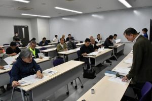 来年１月19日に投開票される市長選と市議補欠選の説明会が行われた＝９日、市役所