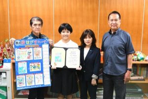 沖縄国税事務所長賞を受賞した又吉さん（左から２人目）と関係者の皆さん＝５日、久松小学校