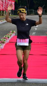 女子100㌔の部女子では關が初優勝を飾った=26日、下地公園