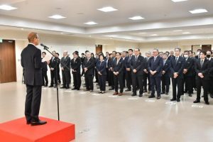 嘉数市長の訓示に聞き入る市職員ら＝27日、市役所