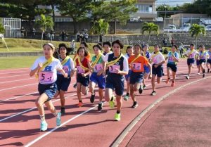 号砲一発、一斉に走り出す1区の選手=25日、市陸上競技場