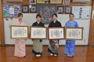 敏風会家元から会主認定を受けた池間美代子さん(左から3人目)と師範となった池間香苗さん(同2人目)、教師となった下地愛花さん(左)、下地麻祐梨さん(右)=25日、池間美代子琉舞研究所
