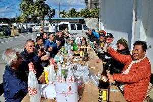 旧正月を祝いビール、泡盛を酌み交わす漁協組合員ら＝29日、池間島