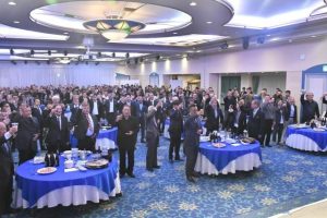 嘉数市長の活躍を祈念して乾杯する参加者ら=31日、ホテルアトールエメラルド宮古島