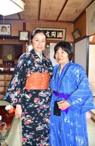 新たに補佐役となった与那覇さん（左）と具志堅さん＝29日、来間島