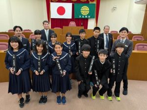 子ども議会で村の課題などを質問したに皆さん＝２１日、村議会議場