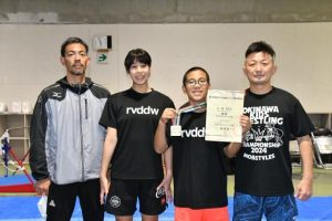 全国2冠を達成した凛々人君(右から2人目)。指導する田村さん(右)、姉の星七さん(左から2人目)と父の隆三さん=28日、宮古工業高校武道場