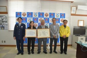 緑十字金章を受賞した福里さん（中央）と関係者の皆さん＝28日、宮古島署