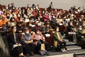 お宝発表会に参加した市民の皆さん＝31日、市未来創造センター多目的ホール