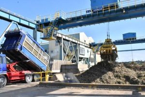 刈り取られたサトウキビが次々と搬入された=14日、沖縄製糖宮古工場