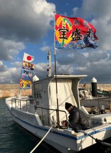 きょうの旧正月に備えて大漁旗を掲げる姿が見られた＝28日、佐良浜漁港