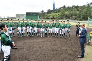 選手らを激励する嘉数市長（右）＝18日、市民球場