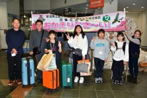 充実した交流を終え帰島した児童たち＝９日、宮古空港