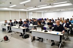 議員研修で篠田氏の講演を聞く市議ら＝19日、市役所平良庁舎