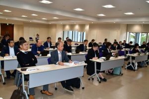 連絡会で講話に聞き入る各学校の校長ら＝21日、市役所大ホール