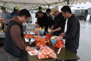 防災訓練で自衛官に心肺蘇生法を教えてもらう子供たち＝１日、久松漁港