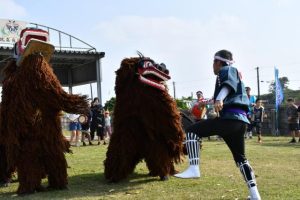 「旧二十日正月祭」で伝統の獅子舞を披露する保存会＝17日、城辺比嘉