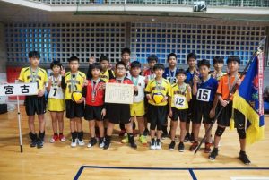 2連覇を果たした宮古選抜男子チーム=24日、ANA ARENA浦添