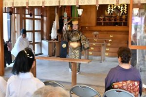 亀浜さんによる「とうがにあやぐ」が奉納された＝17日、宮古神社