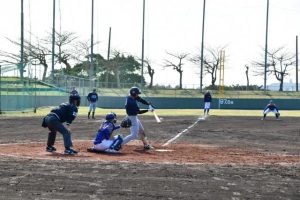 日通と立正大の硬式野球部が熱戦を展開したオープン戦＝17日、市民球場