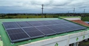 住宅の屋根に設置された太陽光発電パネル＝14日、下地の入江地区