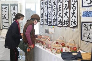 受講生の作品がずらりと並び来場者を楽しませた＝22日、市未来創造センターホワイエ