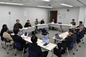 次回一般選挙からの議員定数削減などに向けて議論を深めた議会運営委員会＝19日、市役所